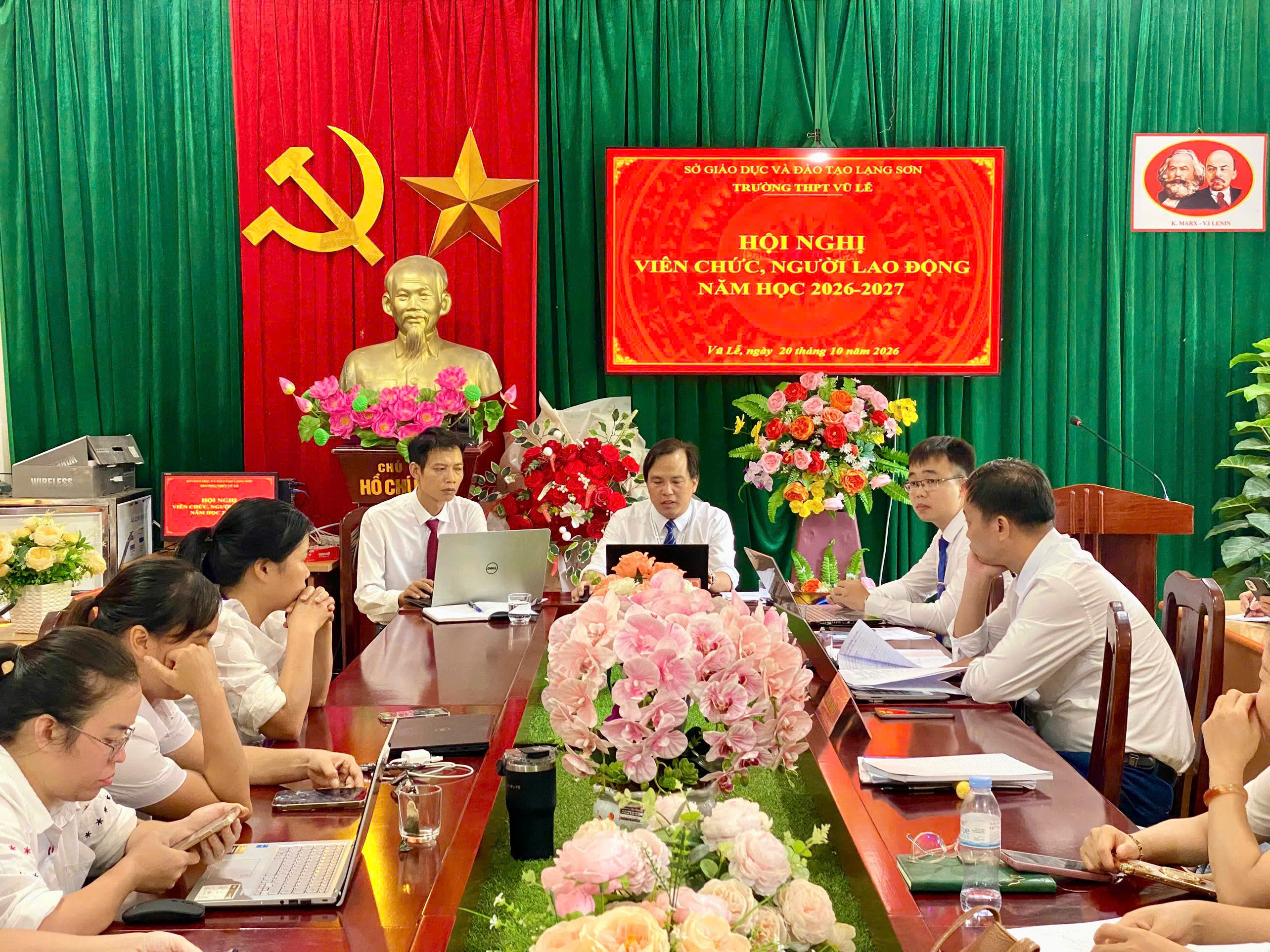 TRƯỜNG THPT VŨ LỄ TỔ CHỨC HỘI NGHỊ VIÊN CHỨC, NGƯỜI LAO ĐỘNG NĂM HỌC 2026 - 2027