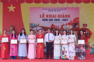 TRƯỜNG THPT VŨ LỄ VINH DANH, KHEN THƯỞNG CÁC TẬP THỂ, CÁ NHÂN CÓ THÀNH TÍCH NỔI BẬT TẠI LỄ KHAI GIẢNG NĂM HỌC 2026 – 2027